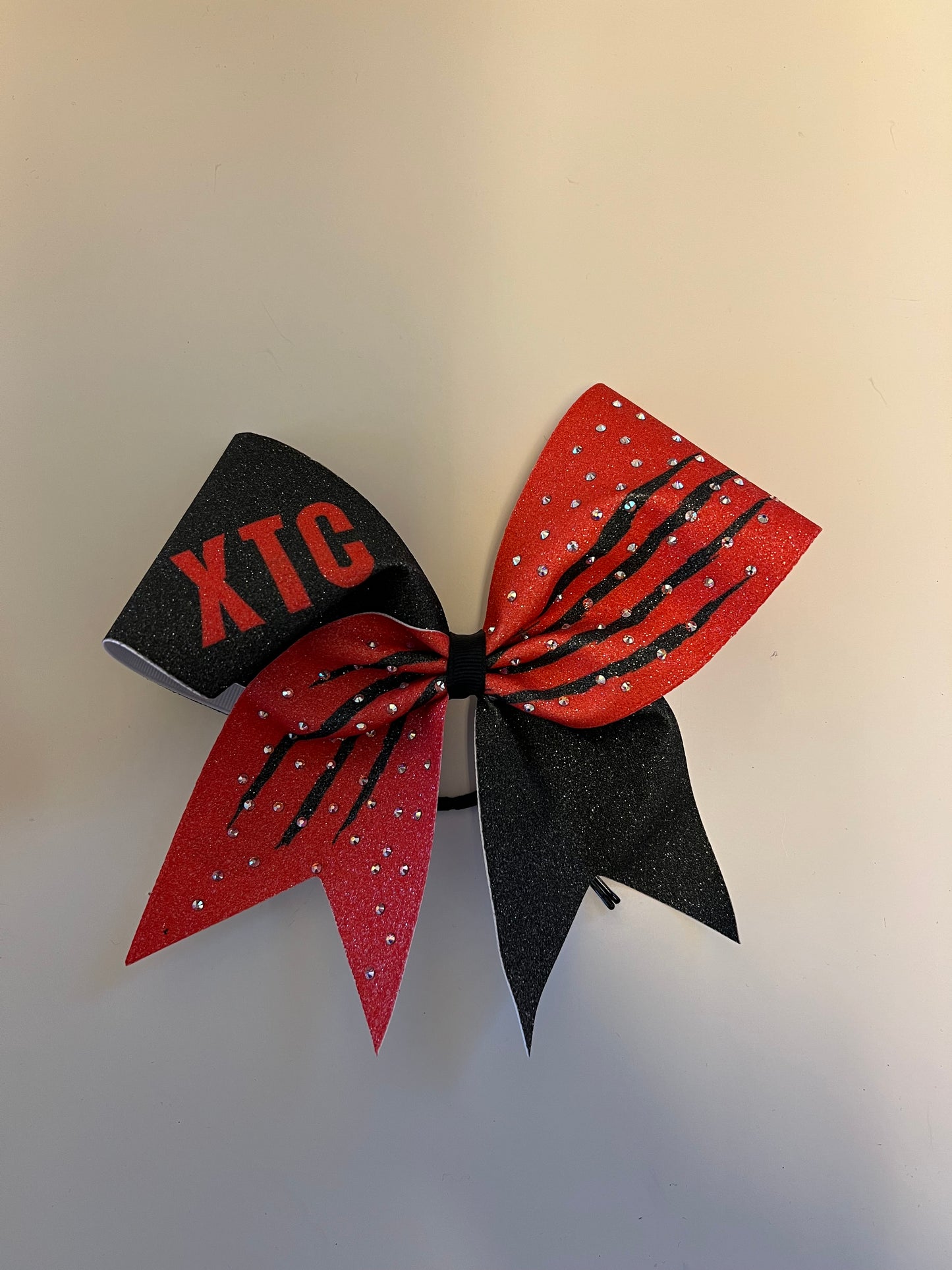 Cheerbow black/red scratch inkl. Strasssteinen mit XTC Lettering (EINZELSTÜCK)