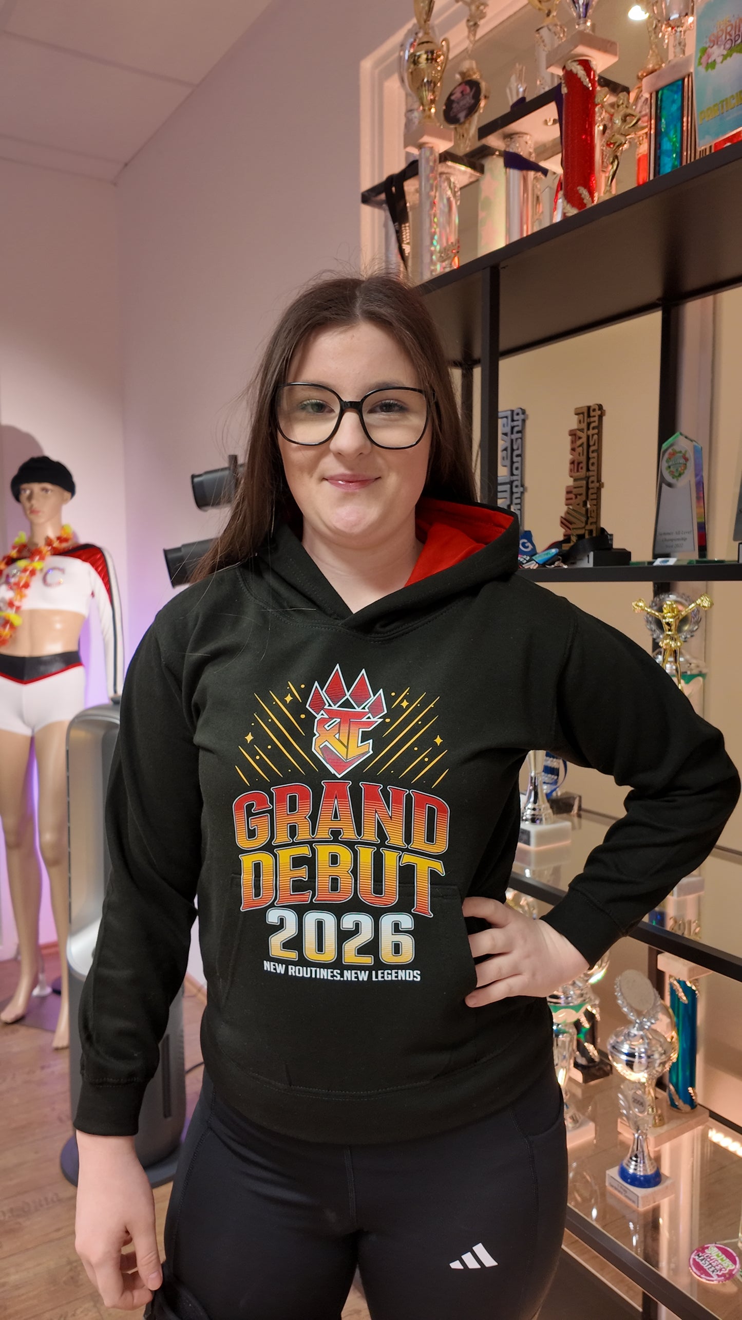 Grand Debut 2026 Hoodie – Schwarz mit roter Innenfütterung