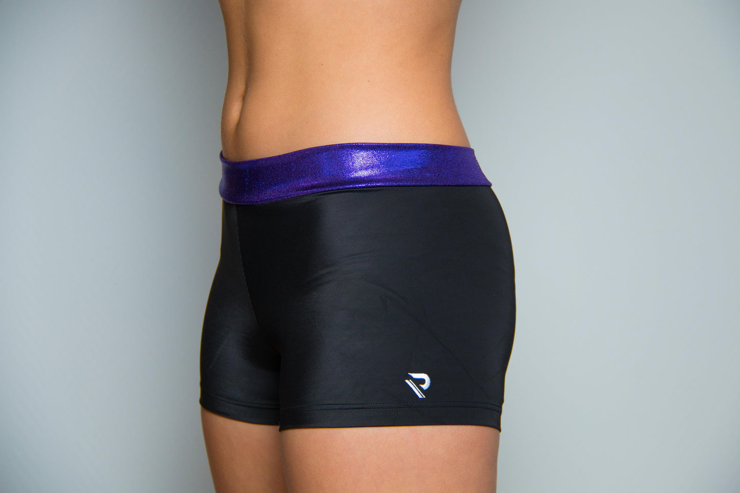 Shorty mit Glittzerbund in Lila