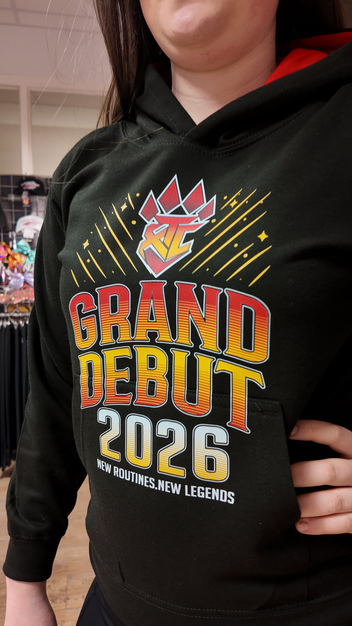 Grand Debut 2026 Hoodie – Schwarz mit roter Innenfütterung
